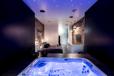 chambre avec jacuzzi sauna privatif image 3